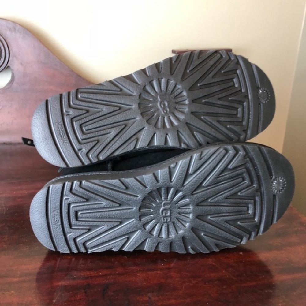 UGG  Back Zip Black Short Boot 6 NWOB - Picture 5 of 7